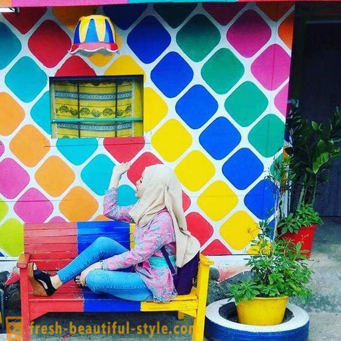 Majad Indoneesia küla värvitud kõik vikerkaarevärvid