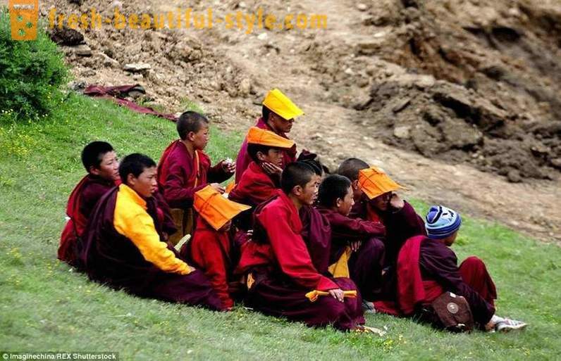 Suurim budistliku Akadeemia maailmas 40000 TV mungad keelatud, kuid lubatud iPhone'id