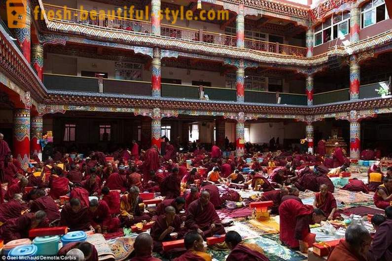 Suurim budistliku Akadeemia maailmas 40000 TV mungad keelatud, kuid lubatud iPhone'id