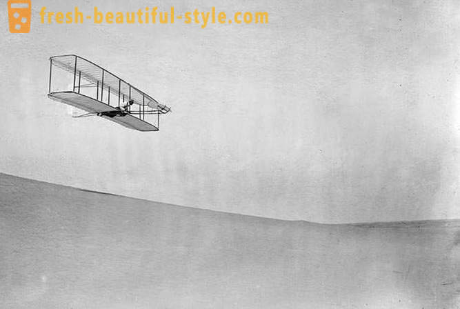 Esimene mehitatud lennu lennukiga